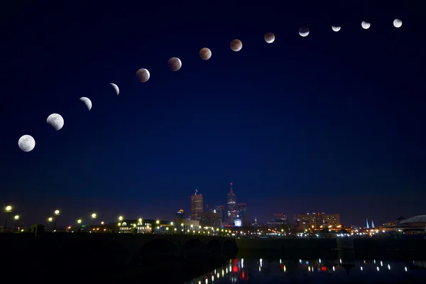城市上空的月亮日食 — 图库照片