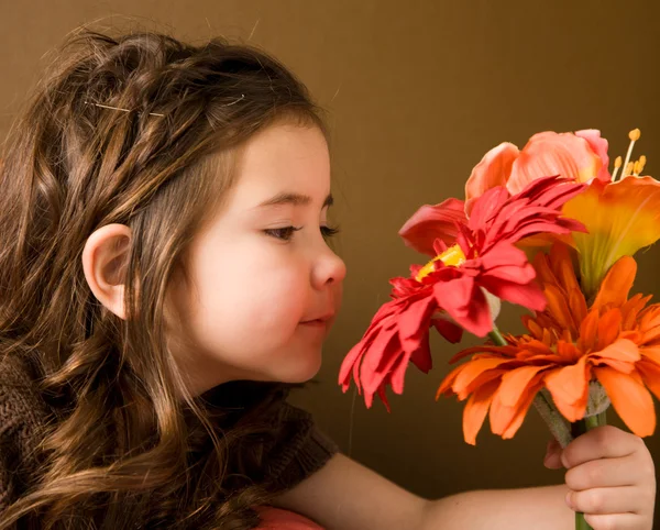 फूलों के साथ छोटी लड़की — स्टॉक फ़ोटो, इमेज