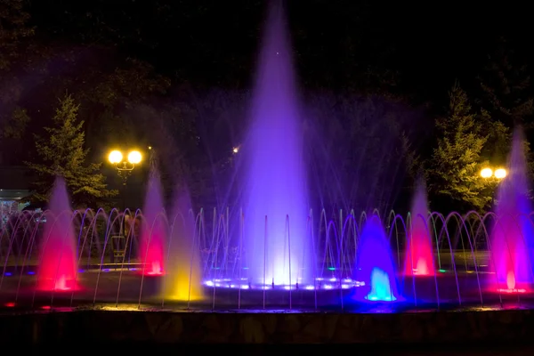 Kleurrijke fontein — Stockfoto