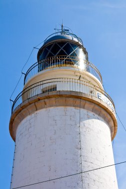 bir deniz feneri mavi gökyüzü altında