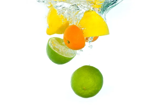 Citrusfrukter faller i klart vatten — Stockfoto