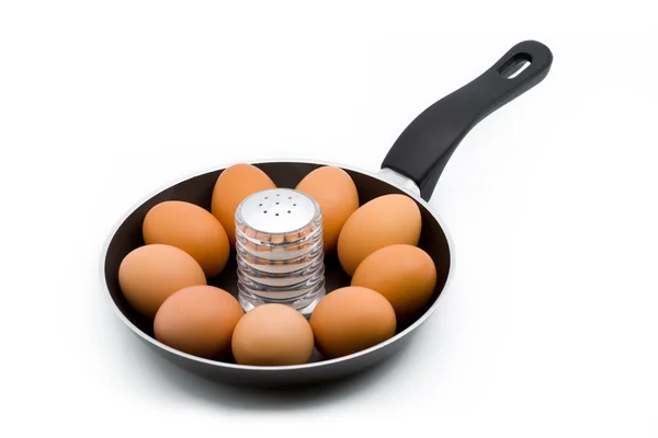Huevos crudos enteros en una sartén — Foto de Stock