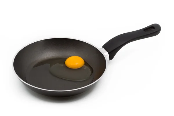 白で隔離される鍋に生卵 — ストック写真