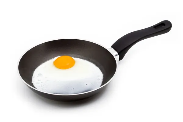 Un huevo al horno en una sartén aislada en blanco — Foto de Stock