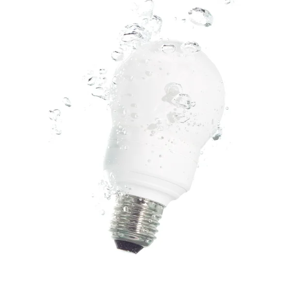 Eine Glühbirne, die in klares Wasser fällt — Stockfoto