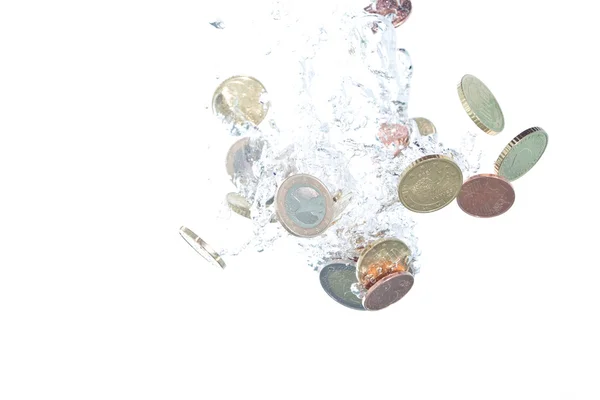 Pièces en euros tombant dans l'eau claire — Photo