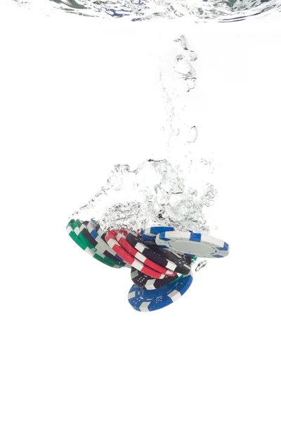 明確な水に落ちるポーカー チップ — ストック写真