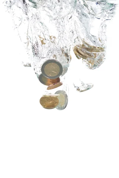 Monete in euro che cadono nell'acqua limpida — Foto Stock