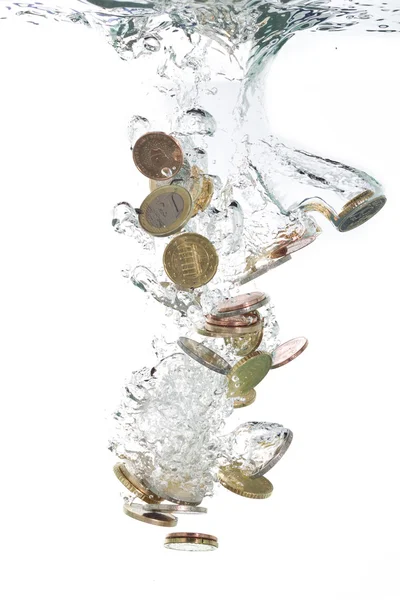 Monete in euro che cadono nell'acqua limpida — Foto Stock