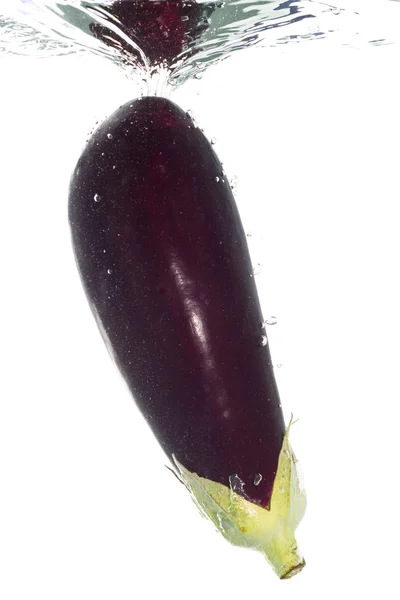En aubergine falla i den tydliga wate — Stockfoto