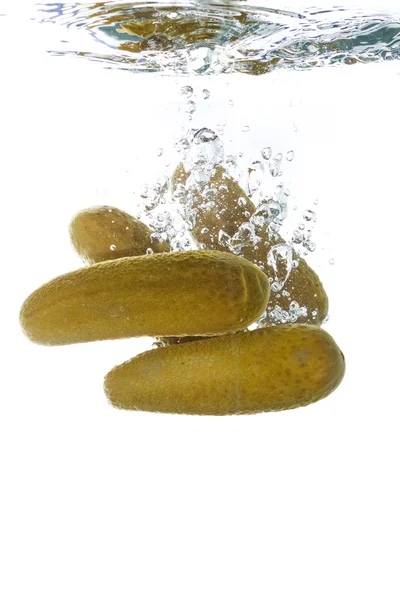 Pickles tombant dans l'eau claire — Photo