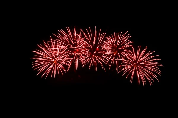 Fogos de artifício vermelhos em um céu preto — Fotografia de Stock