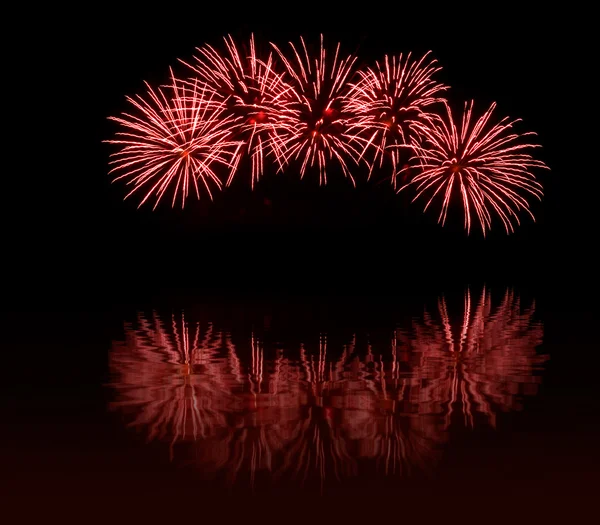 Fekete égen vörös tűzijáték — Stock Fotó