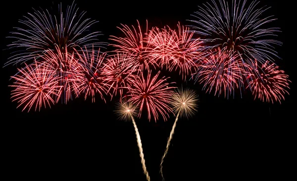 Uma exibição de fogos de artifício coloridos — Fotografia de Stock