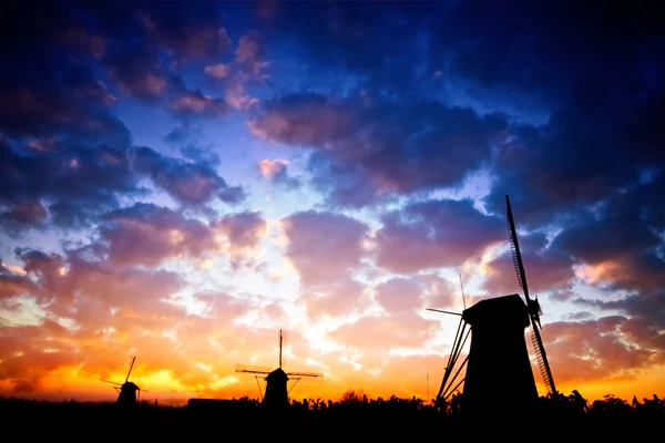 Una silhouette di mulini a vento olandesi — Foto Stock