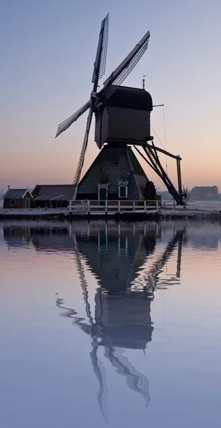 冬の間のオランダの風車 — ストック写真