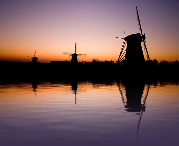 オランダの風車のシルエット — ストック写真
