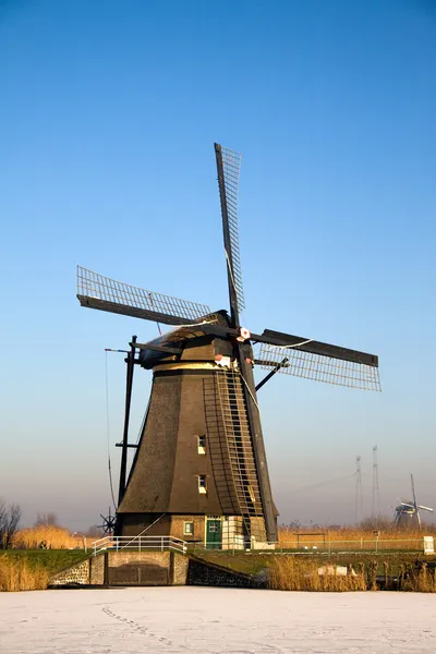 Um moinho de vento holandês no inverno — Fotografia de Stock