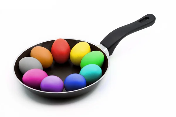 Huevos coloridos de Pascua en una sartén aislada Imagen de stock