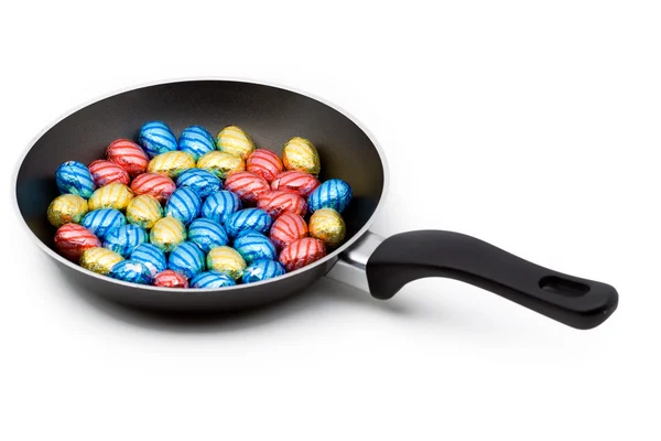 Una sartén llena de huevos de pascua de chocolate Imagen de archivo