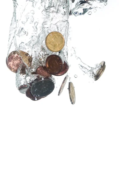 Münzen fallen ins klare Wasser — Stockfoto