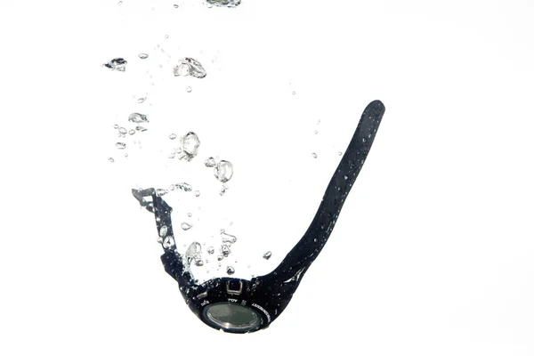 Ένα μαύρο ψηφιακό ρολόι, πέφτοντας στο νερό — Φωτογραφία Αρχείου