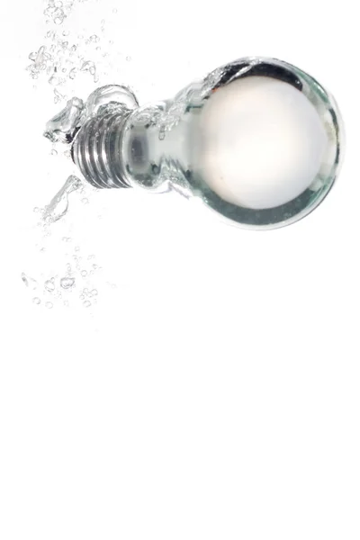 Лампочка падает в чистую воду — стоковое фото