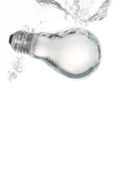 Žárovka v čisté vodě — Stock fotografie
