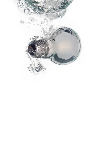 Una bombilla cayendo en agua clara — Foto de Stock