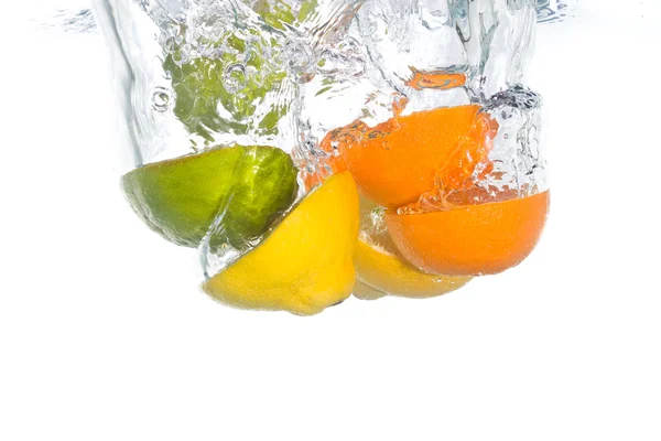 澄んだ水に陥る柑橘系の果物 — ストック写真