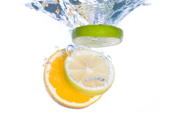 Skivor av citrusfrukter faller i clea — Stockfoto