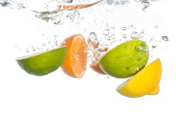 Zitrusfrüchte fallen ins klare Wasser — Stockfoto