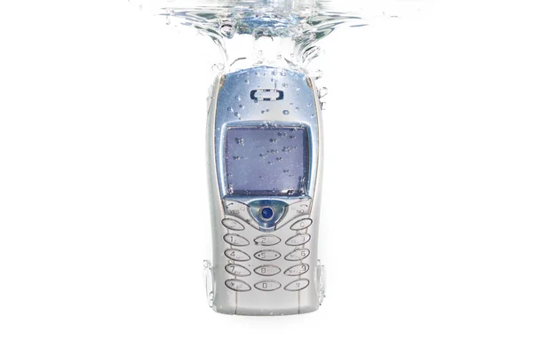 Temiz suya düşen bir cep telefonu — Stok fotoğraf
