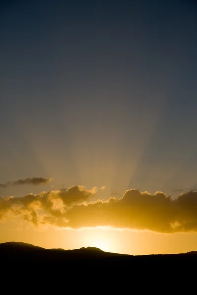Красивый закат с солнечными лучами — стоковое фото
