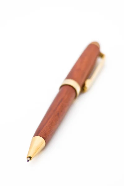 Ein hölzerner Kugelschreiber isoliert auf weiß — Stockfoto