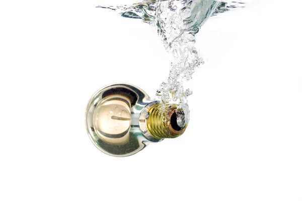 Uma lâmpada caindo em água limpa — Fotografia de Stock