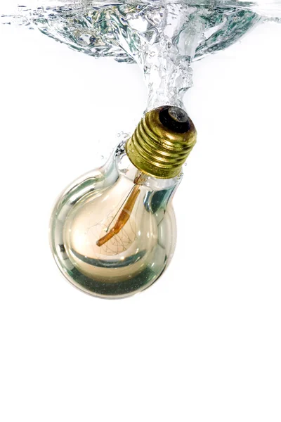 Uma lâmpada caindo em água limpa — Fotografia de Stock
