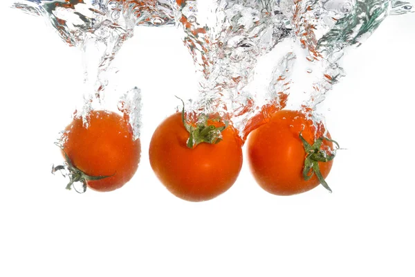 3 Tomates que caen en agua clara — Foto de Stock