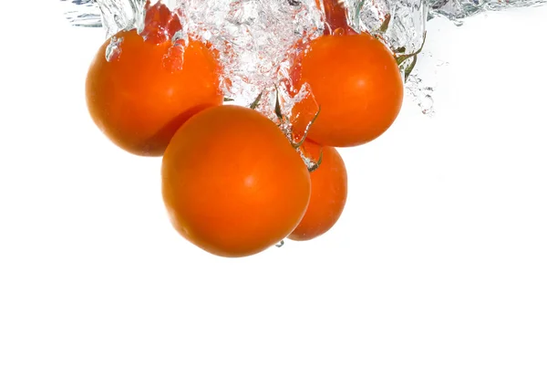 澄んだ水に陥るトマト — ストック写真