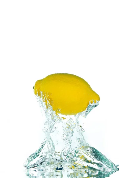 Лимон выпрыгивает из воды — стоковое фото