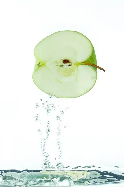 Яблоко выпрыгивает из воды — стоковое фото