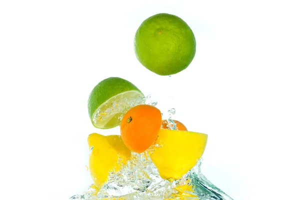Цитрусовые фрукты выпрыгивают из воды — стоковое фото