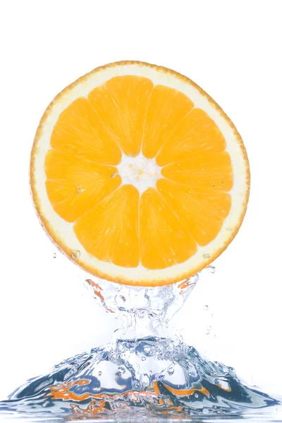 Uma fatia de laranja saltando para fora do claro — Fotografia de Stock