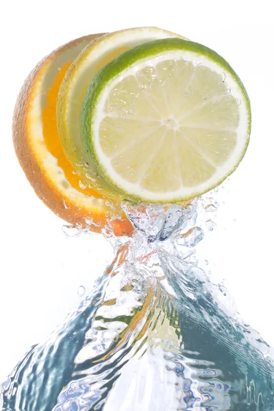 Skivor av citrusfrukter som hoppar av th — Stockfoto