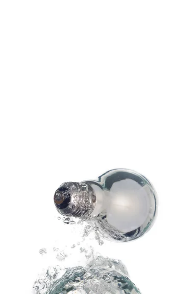 水の外に飛び出す電球 — ストック写真