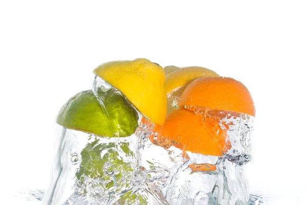 Citrus fruit jumping out of the clear wa — Stock Photo, Image