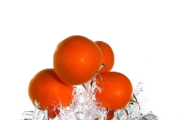 Tomater som hoppar av det klara vattnet — Stockfoto