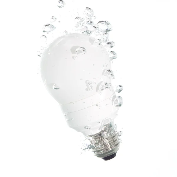 Uma lâmpada caindo na água — Fotografia de Stock