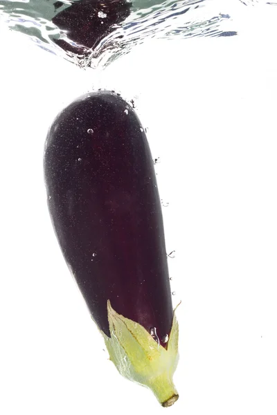 En aubergine falla i klart vatten — Stockfoto