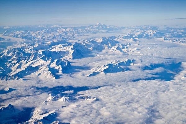 İsviçre Alpleri üzerinde havadan görünümü